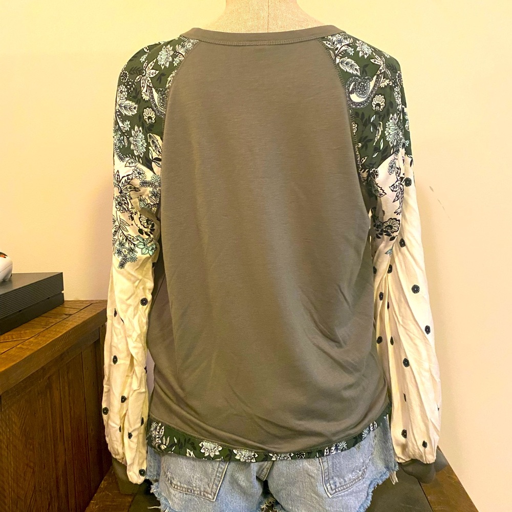 Daytrip Pieced Surplice Top
Size: Large
DM me for price and styling tips!😊